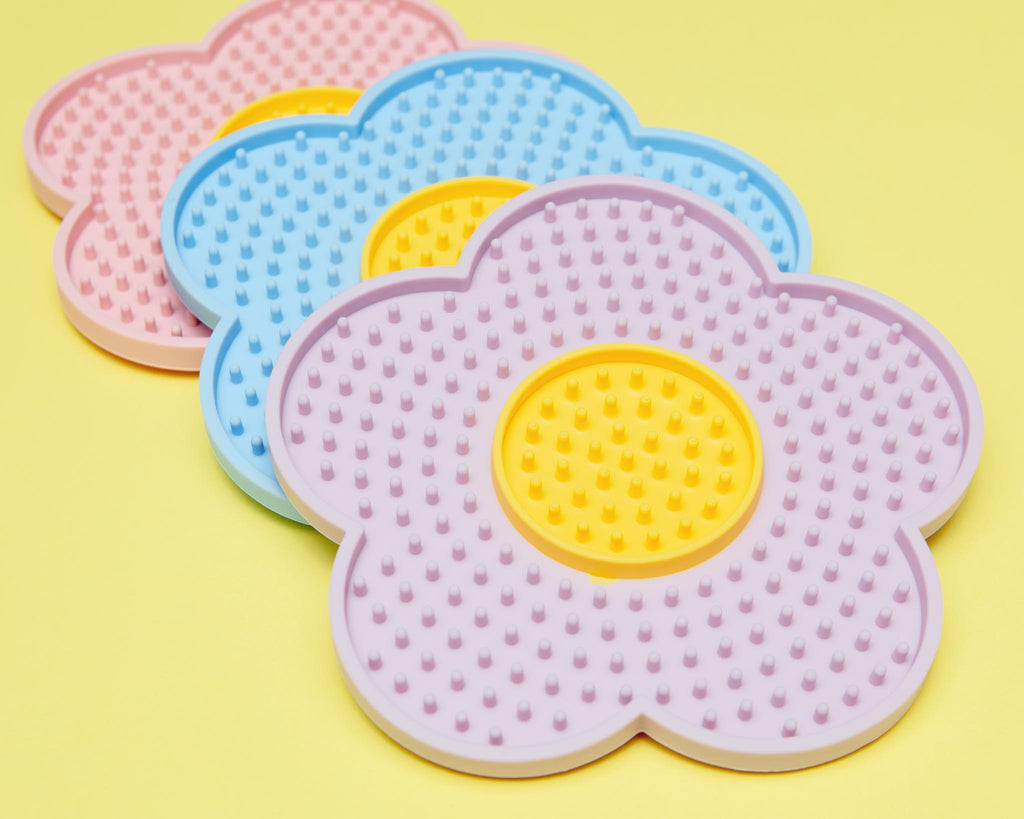 Coming Up Daisies Suction Cup Lick Mat